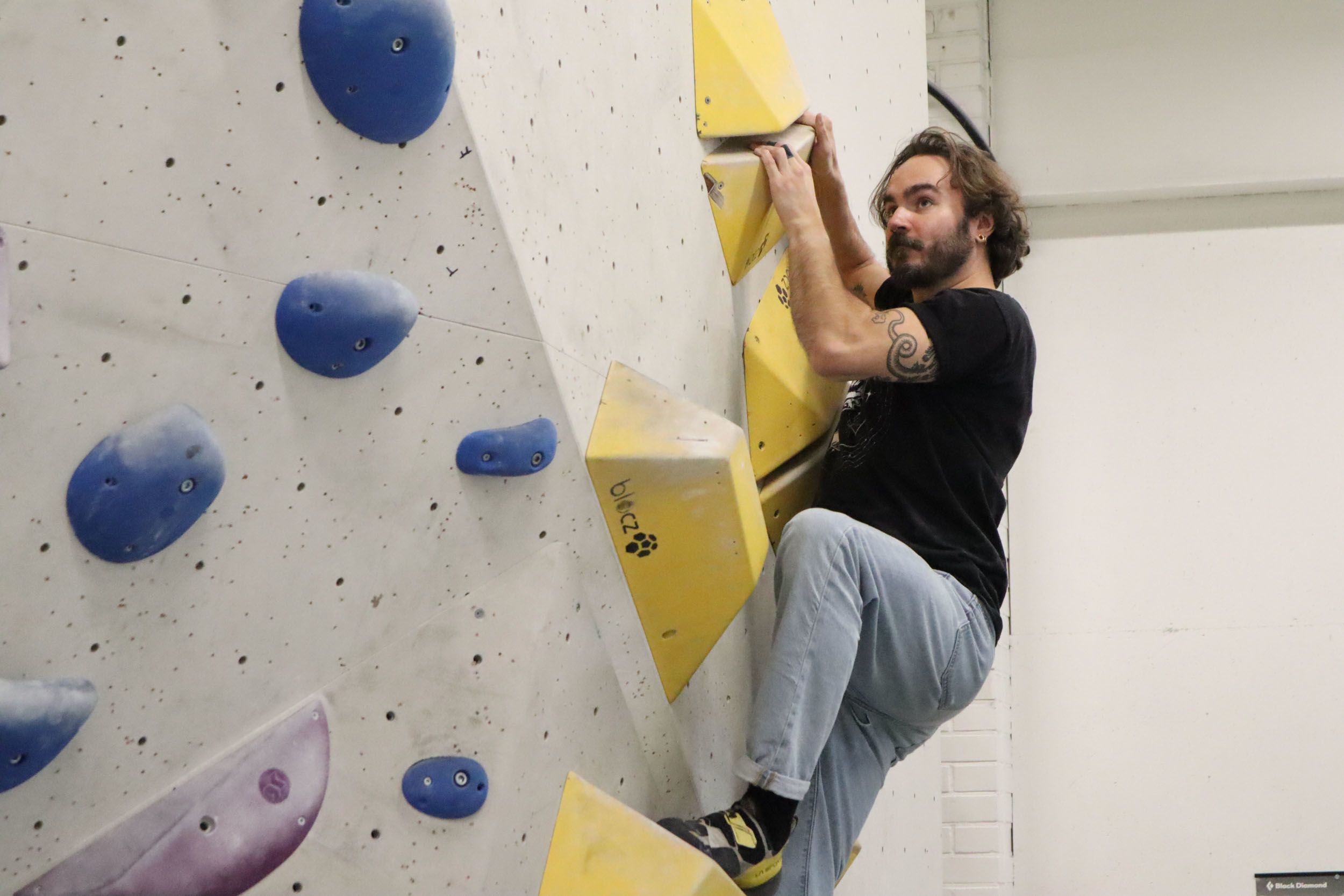 Mies kiipeilyseinällä