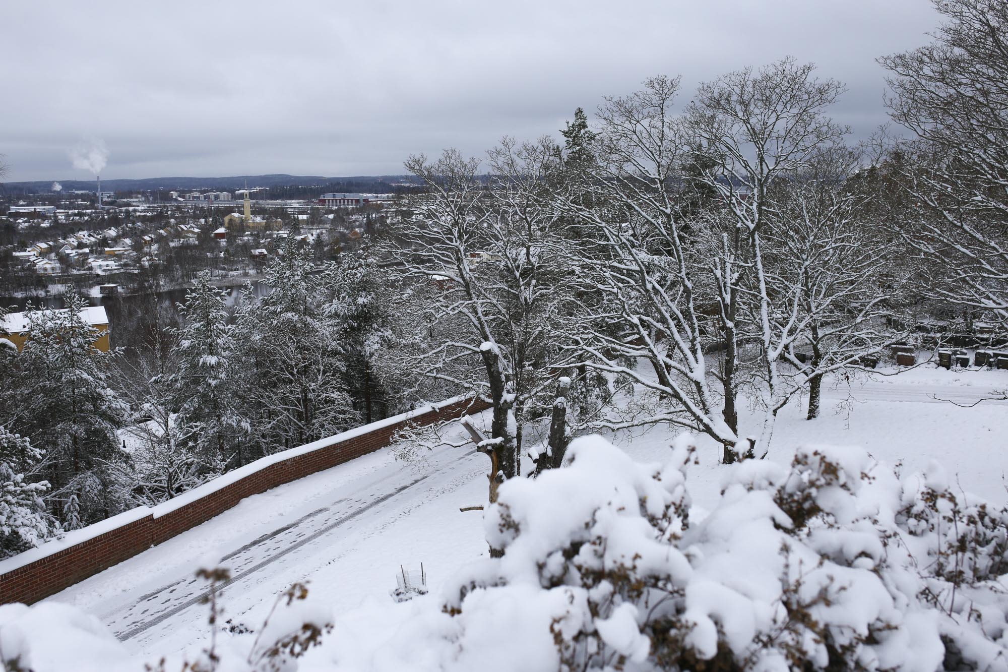 Kalevankankaan hautausmaan näköalapaikka, horisontissa näkyy Viinikan kirkko ja rakennusten kattoja.