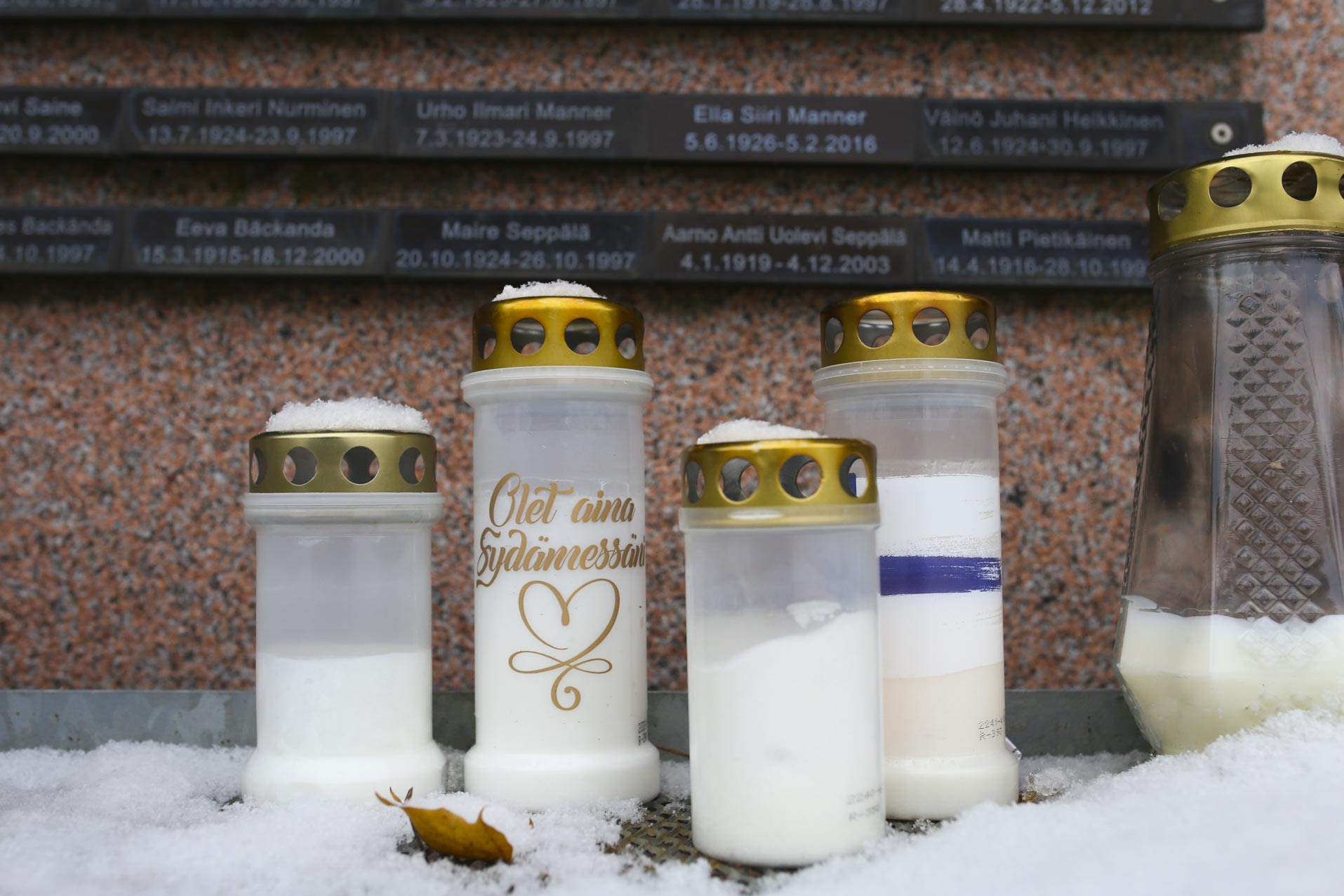 Hautakynttilöitä, joissa yhdessä on teksti: olet aina sydämessä.