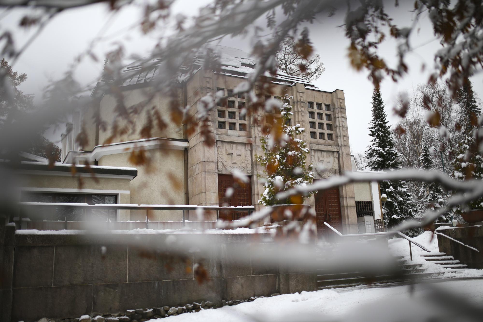 Kalevankankaan hautausmaan siunauskappeli näkyy oksien lomasta.