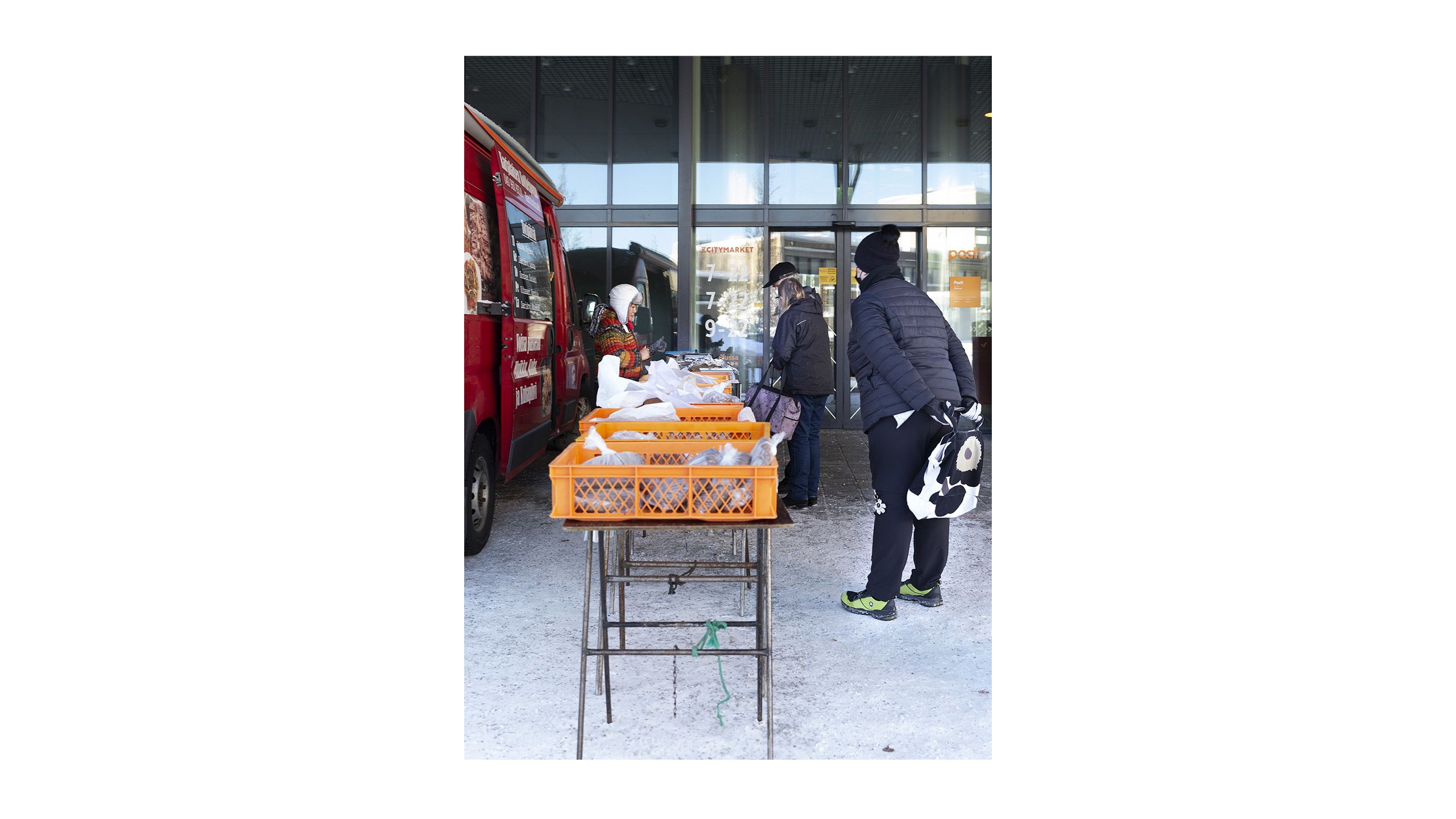 Karjalaisen kotileipomon myyntiauto Äänekosken Citymarketin sisäänkäynnin luona.