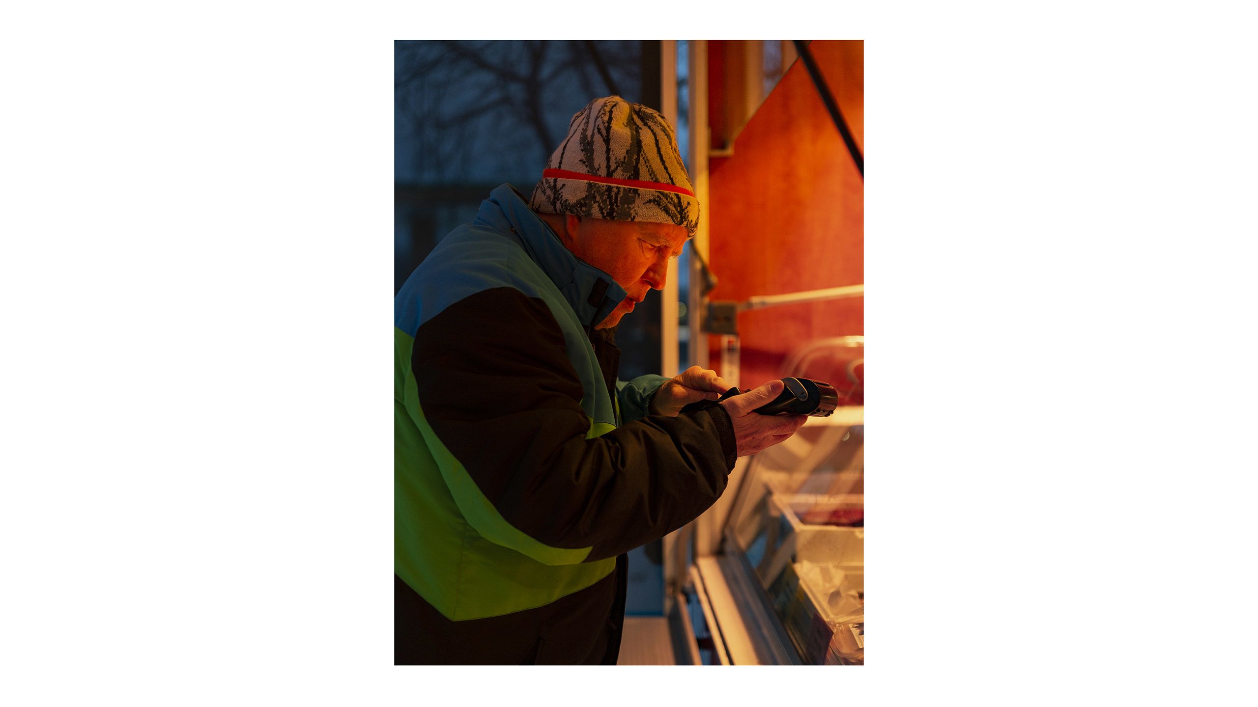 Jarmo Oksanen maksaa ostoksensa päätteellä. Hänen ilmeensä on keskittynyt.