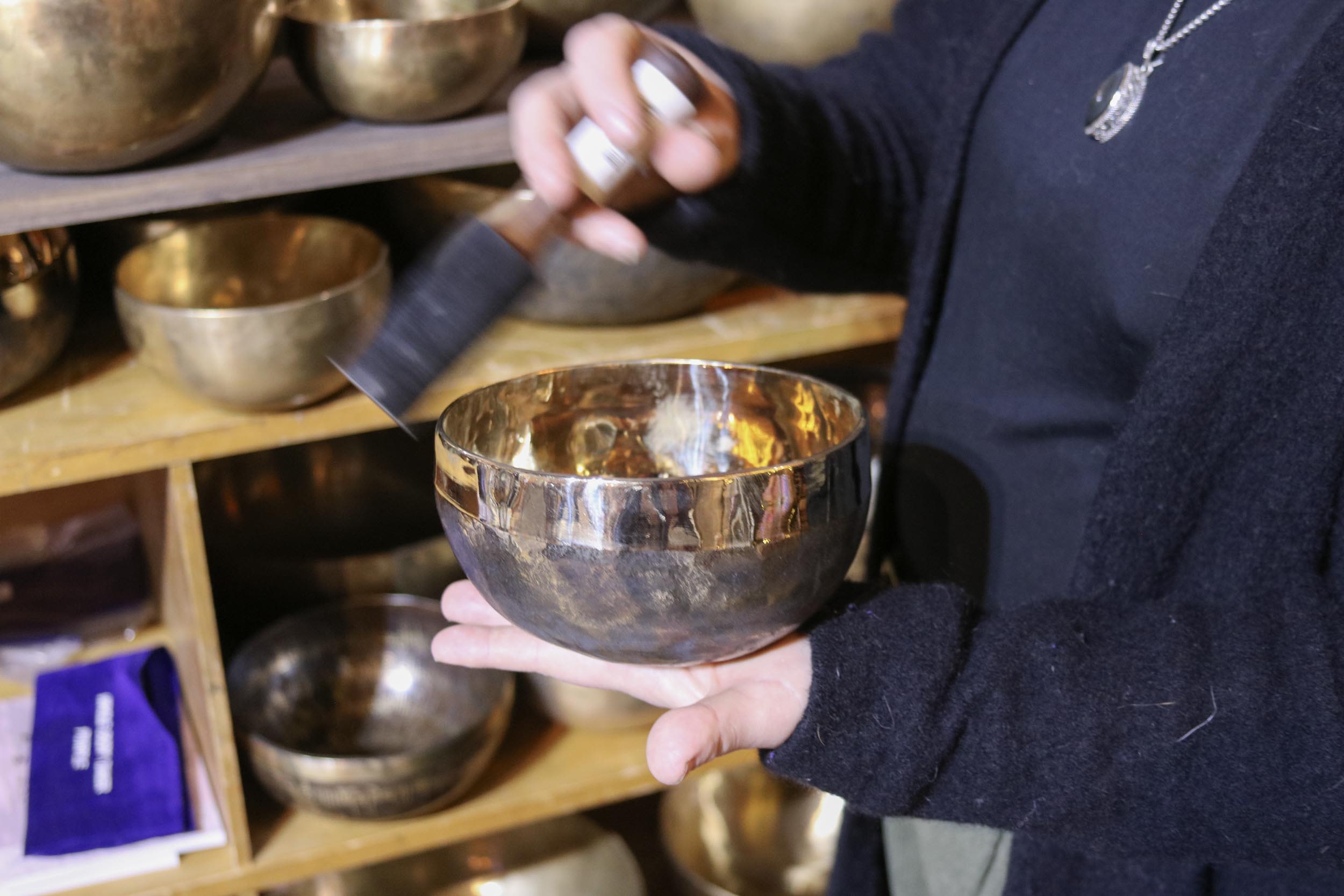 Kuvassa Holmberg pitää käsissään kullanväristä äänimaljaa.