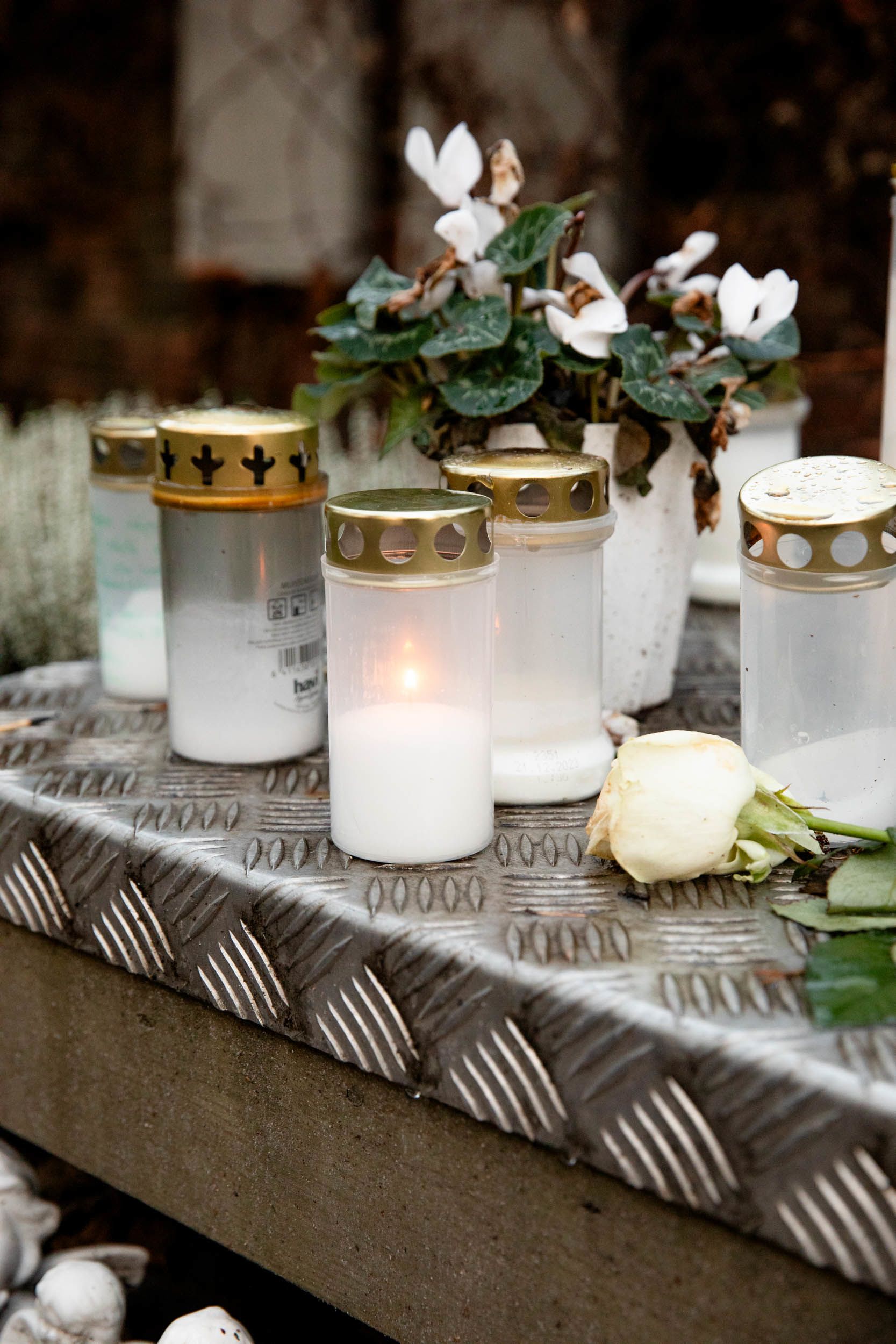 Kynttilässä palaa liekki.