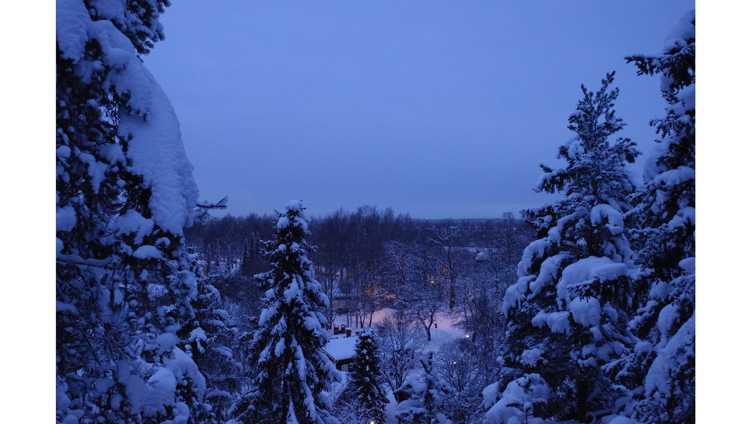 Talvimaisema auringonlaskun aikaan.