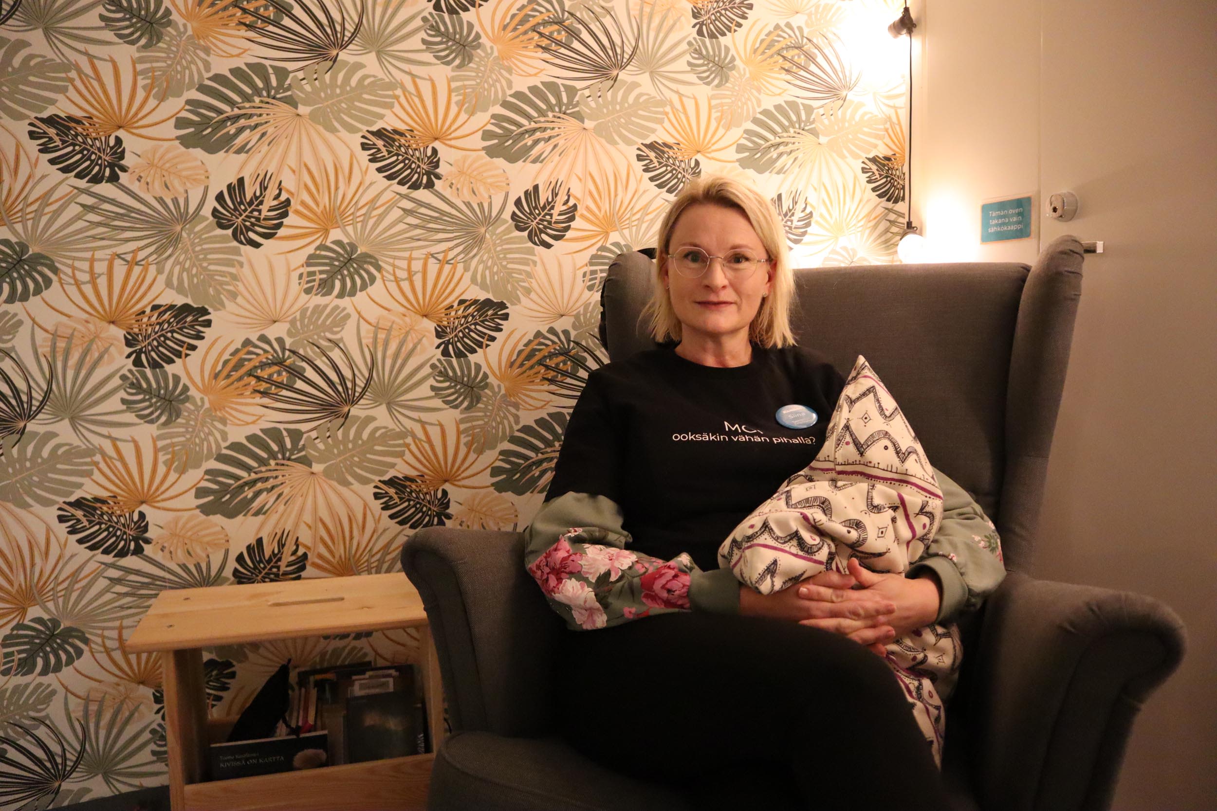 Kamulan työntekijä Siina Vättö istuu nojatuolissa.