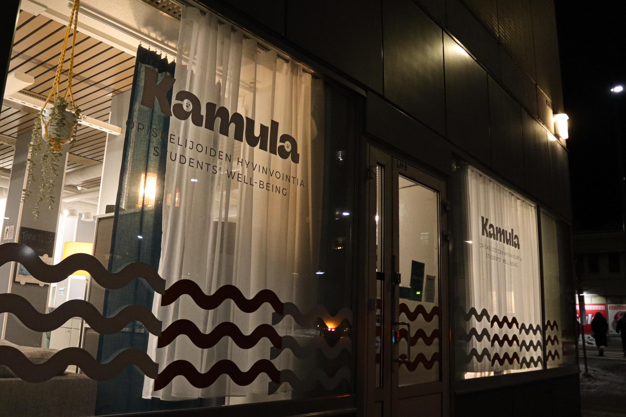 Kamula pimeältä kadulta kuvattuna.