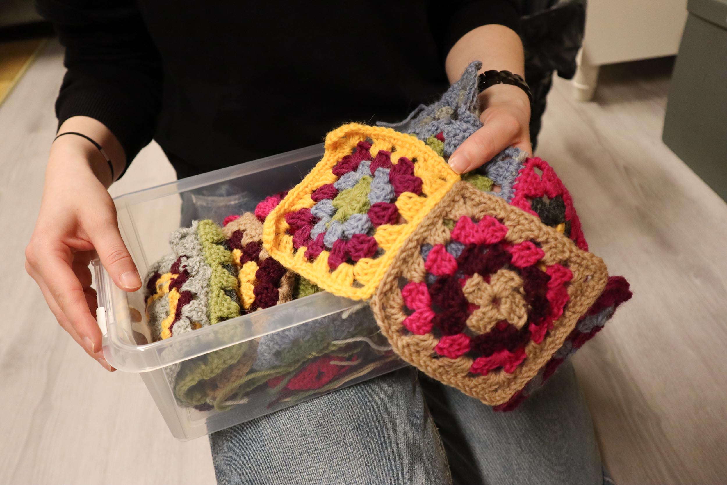 Kuvassa virkattuja isoäidinneliöitä.