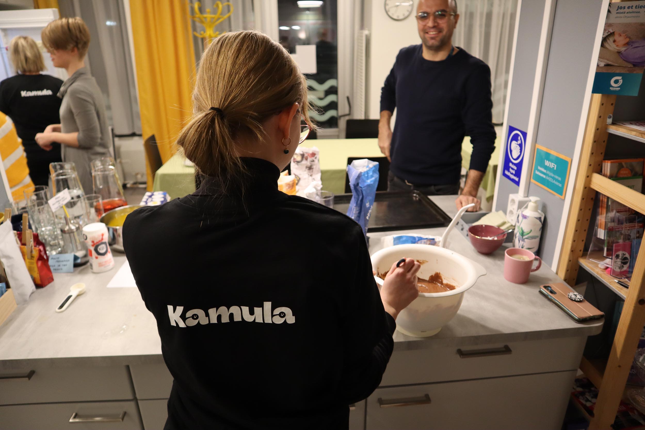 Kamulan vapaaehtoinen Aino Lyijynen leipoo.