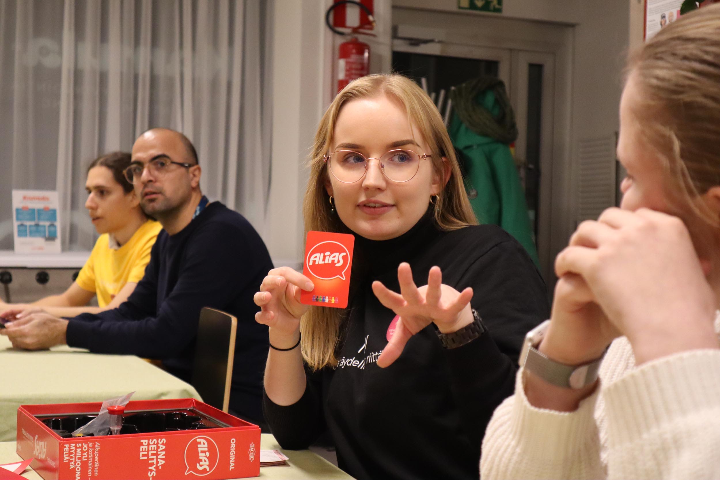 Aino Lyijynen pelaa Aliasta